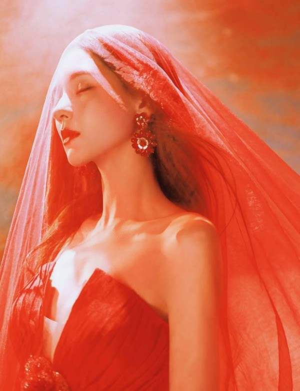 张予曦侧头垂眸，气质温婉。