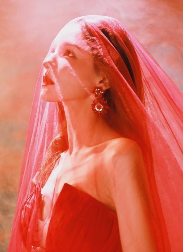 张予曦红唇吸睛。