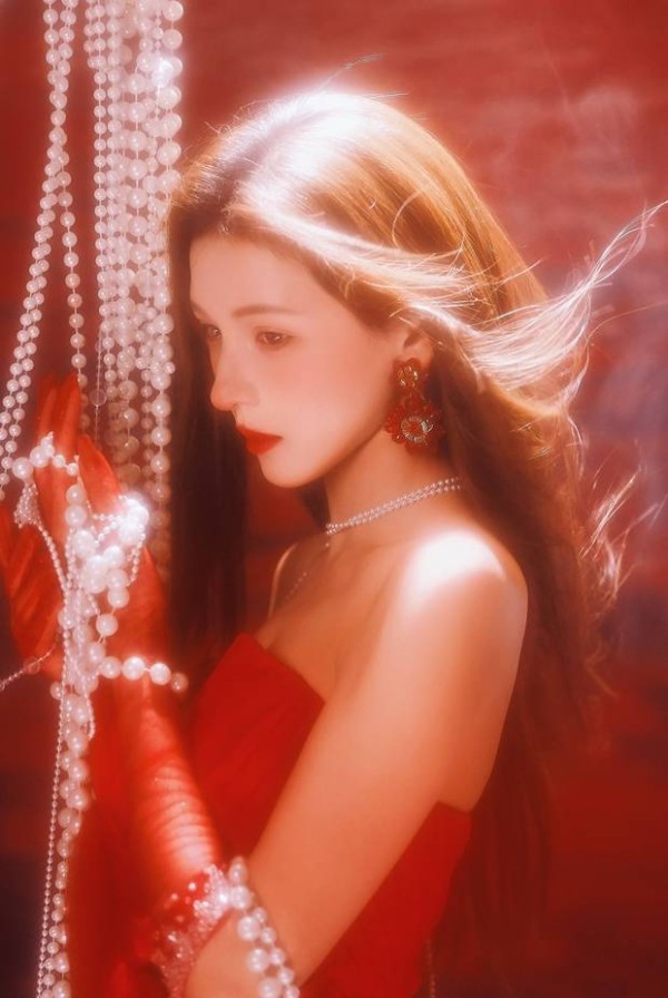 张予曦侧颜精致。