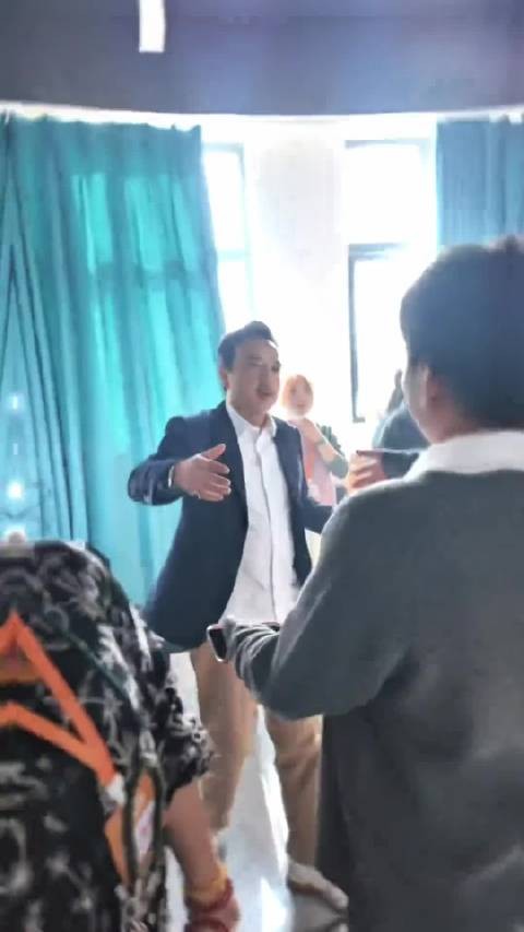 李维嘉汪涵后台拥抱,维嘉哭了好几轮了