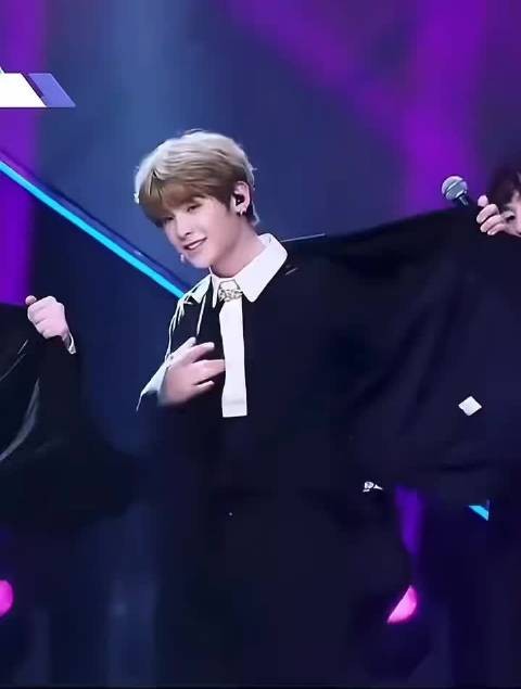 黄明昊选秀舞台表现惊艳,风格多变展现爆发力