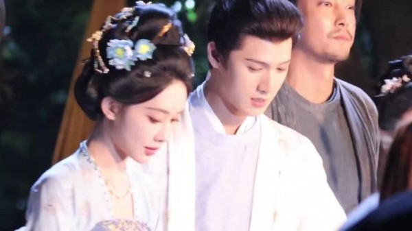 孟子义、李昀锐剧组在拍剧照了