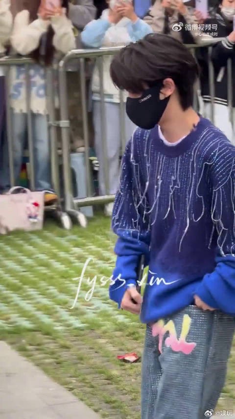 丁程鑫今天上班路透好养眼!蓝色流苏毛衣配他那张帅脸,完美!你好星期六
