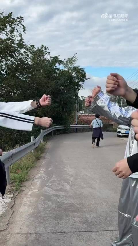 其实都是自愿的吧 后面怎么有两个人在摸鱼 你们俩再跳一遍