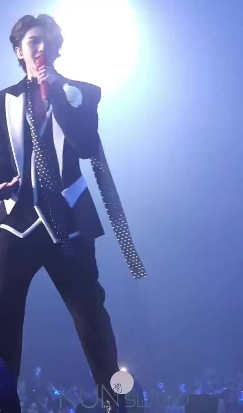 蔡徐坤直播与粉丝互动音乐读信暖心叮嘱