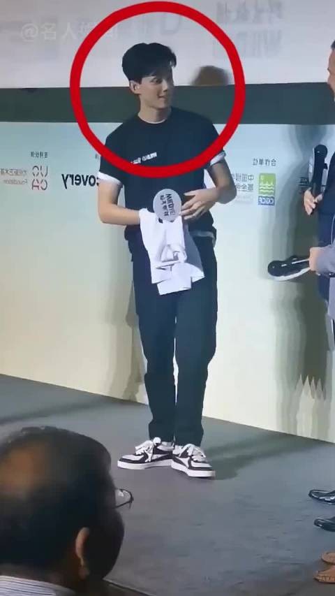 范丞丞憋笑肖战亮相，吴京陈道明表情引热议