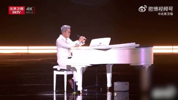 罗大佑北京卫视献唱爱的箴言诠释奉献