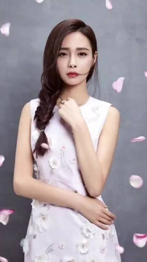 沈梦辰下楼梯不慎摔倒