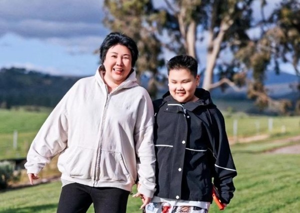 郭德纲携妻儿游玩,一家三口合影,郭汾阳穿卡通裤,身高要超父亲