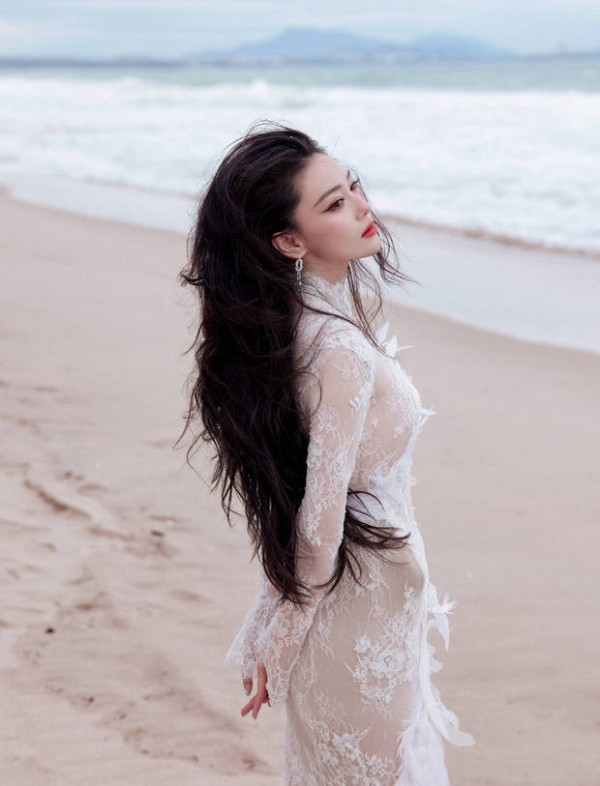 张馨予身姿曼妙，曲线迷人。