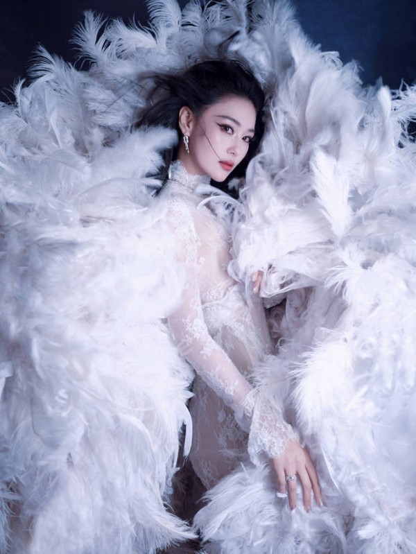 张馨予秒变千年狐妖妩媚迷人。