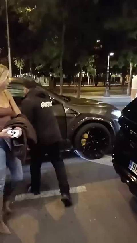 库尔图瓦和妻子外出吃饭庆祝胜利