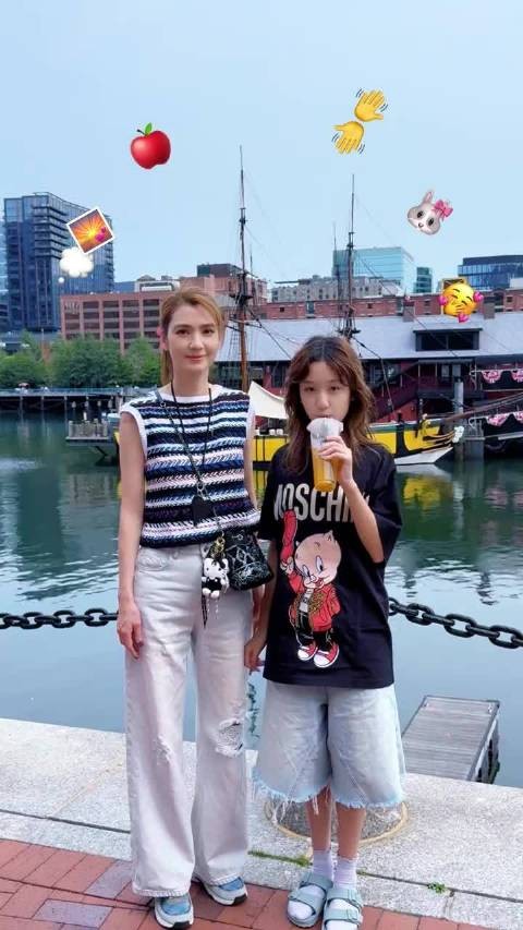 彤彤已经长这么大了!而且基因很好啊,颜值真的很高,很漂亮一宝宝