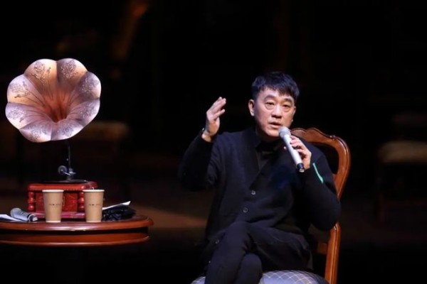 老戏骨何冰:曾跑过龙套,娶同学妻子,婚姻维持26年0绯闻