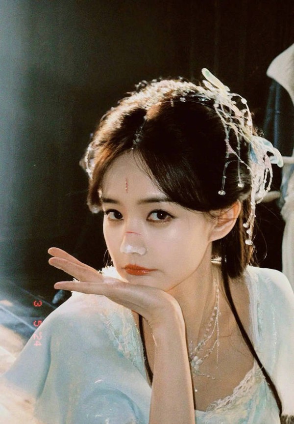 李一桐古装清雅似水 捧脸浅笑嫣然温婉动人