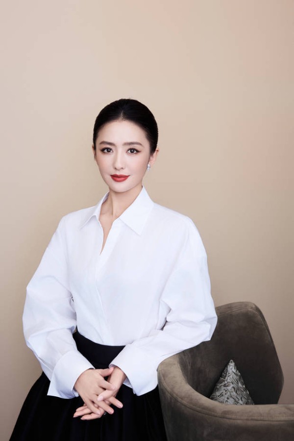 佟丽娅简约白衫温婉绽放 与小酒窝合拍尽显柔情