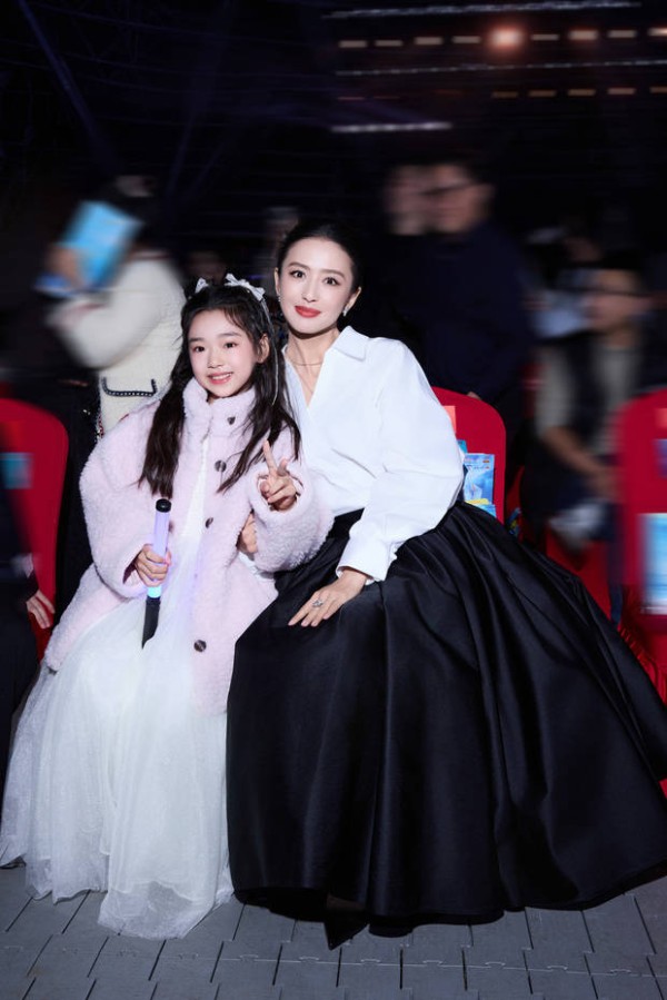 佟丽娅与小酒窝同框,温馨有爱。