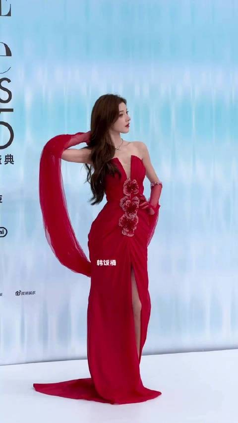 张予曦红裙亮相elle风尚大典自化妆容惊艳全场