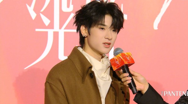 张峻豪流光盛典红毯采访 大风衣好帅，期待明天的实体专辑上线