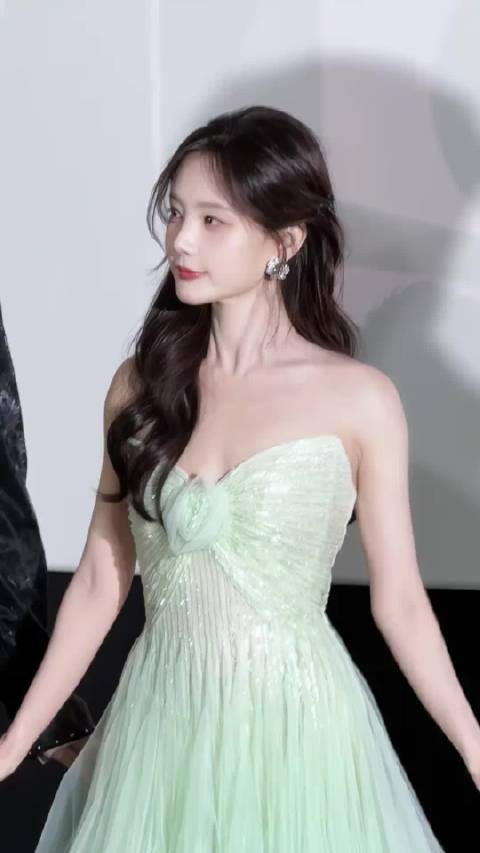 李一桐眉眼舒展柔光出镜,灵动温婉造型皆宜