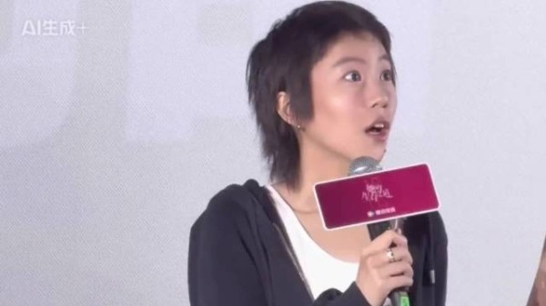 窦靖童宋妍霏十指紧扣遛狗被拍，同款衣橱引热议