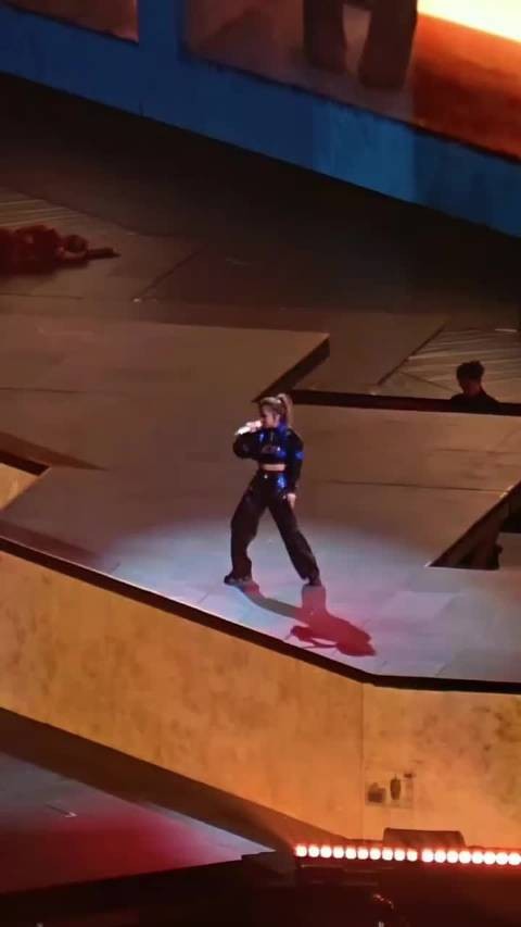 邓紫棋武汉演唱会高马尾新装全开麦舞台好燃啊!邓紫棋好帅啊!