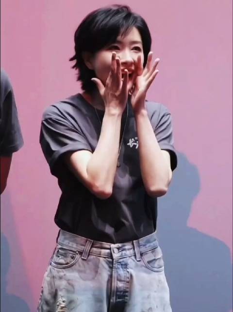 万茜灰色T恤现身致谢粉丝，温柔举止获赞