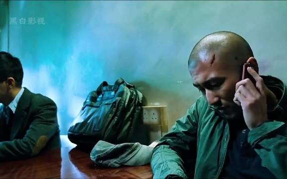 卧底警察藏厕所遇黑帮上门,邻居婆婆神助攻