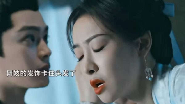 宋茜舞裙造型惊艳,与丁禹兮互动引关注