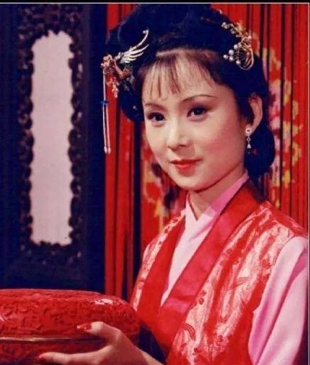 袭人回家探母,晴雯为何让麝月挨着贾宝玉睡觉,自己睡熏笼?