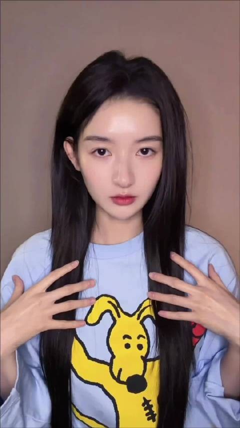 王玉雯清新气质出众肩颈线条优越