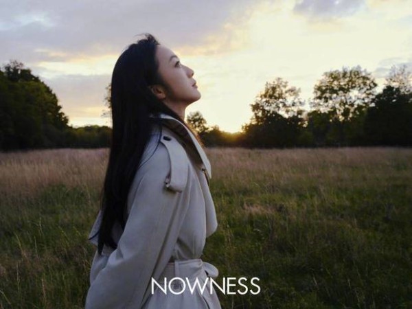 搜狐娱乐讯 近日,汤唯的一组时尚大片释出。图中,她穿米色风衣,站在草地上抬头远望,文艺清冷。