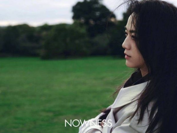 汤唯发丝微扬,气质优雅。