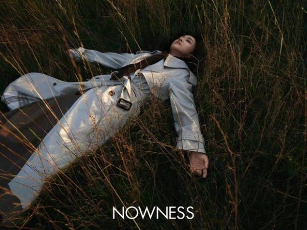 汤唯躺在草地上,慵懒松弛。