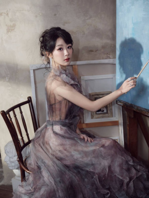 杨紫的仪态优雅，状态超好。