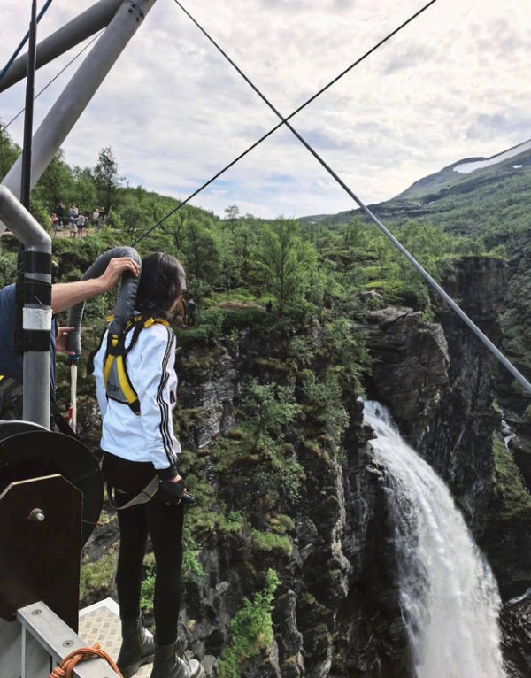 马思纯在峡谷瀑布旁挑战蹦极。