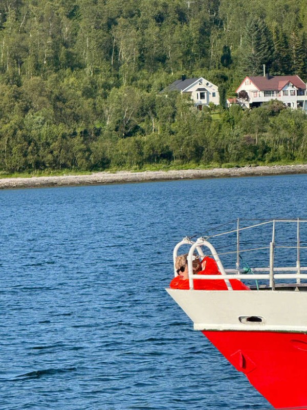 马思纯趴在船上,松弛感十足。