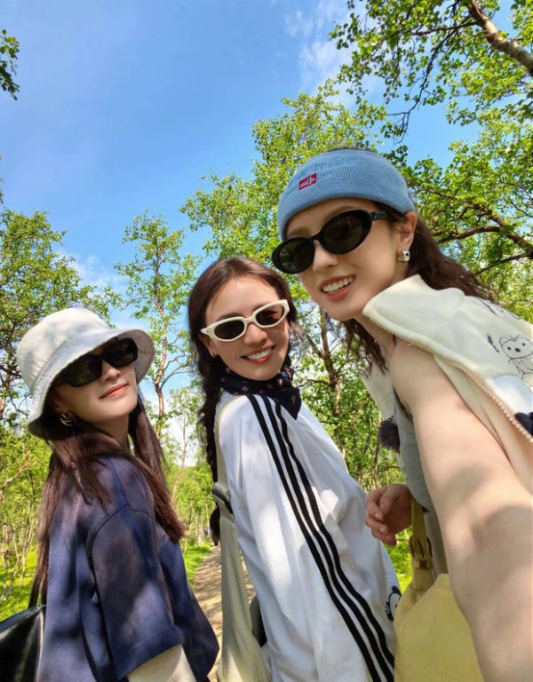 马思纯笑容灿烂,心情好。