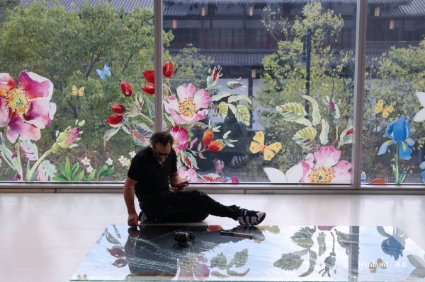 砸玻璃砸出《白蛇传》与西湖，网红艺术家西蒙·伯格个展来杭