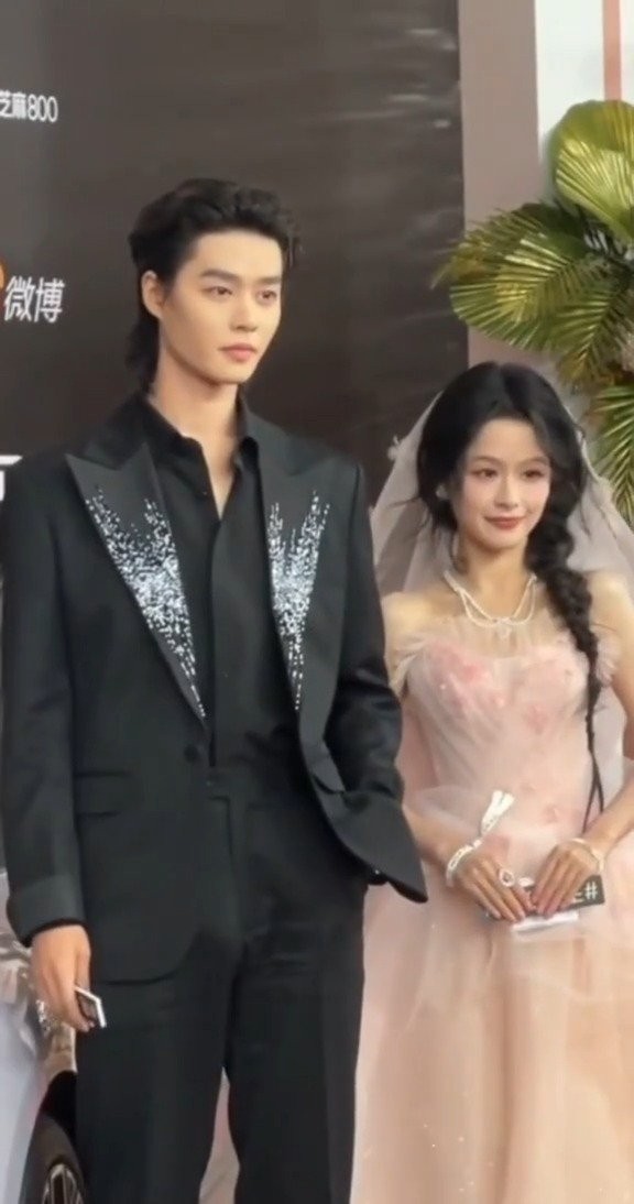 柯淳余茵又同框了,共同亮相微博视界大会直播