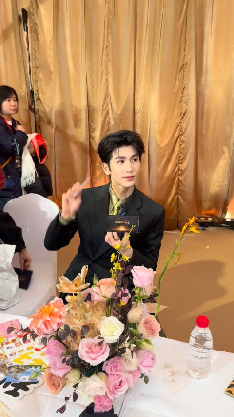 张凌赫不知道什么是咕卡，只是一味的祝大家暴富！发财 这个生图直拍太帅了！