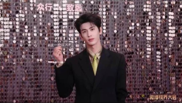 张凌赫杨迪演我嘴替了“看看这比例 看看这腿”