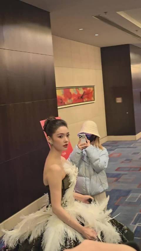 林允红毯就没出错过,这白羽毛蓬蓬裙好适合她,红毯的长胜花
