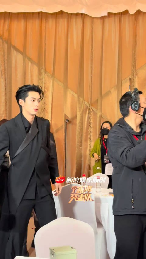 王鹤棣和胡军黄晓明打招呼!