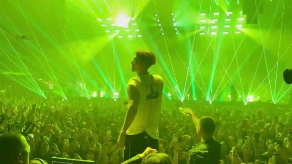 王嘉尔菲律宾演唱会引全场沸腾，贴脸杀互动掀高潮