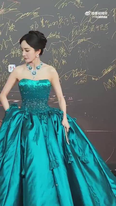 杨幂穿蓝色抹胸礼裙好贵气