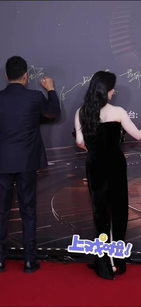 不用再找蒋欣了，因为蒋欣来了！姐真的白到发光啊，状态太好了！