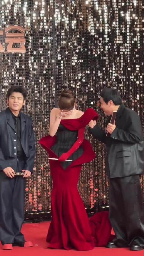 杨超越徐志胜何广智同走红毯笑场