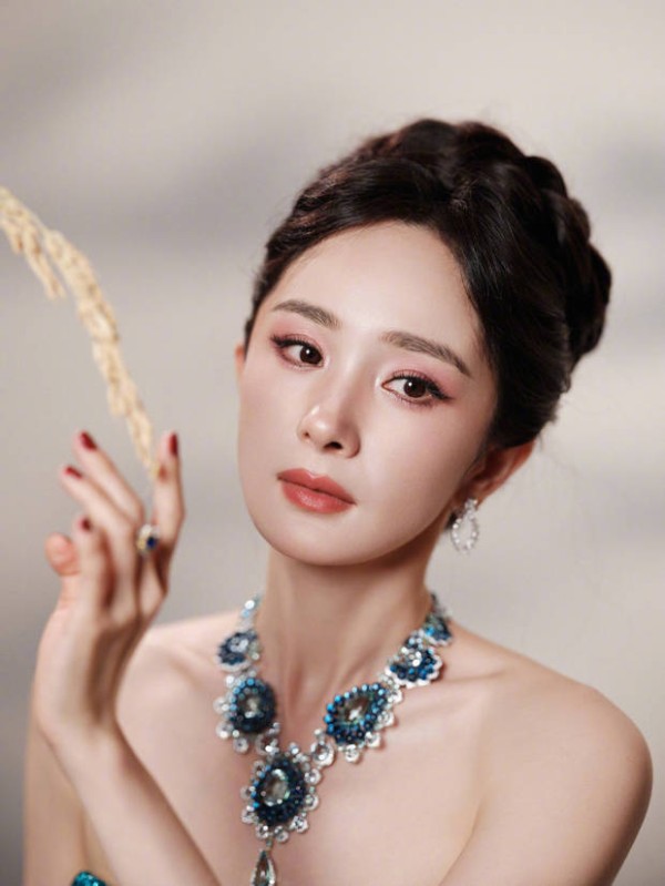 杨幂眼神温柔,姿态灵动。