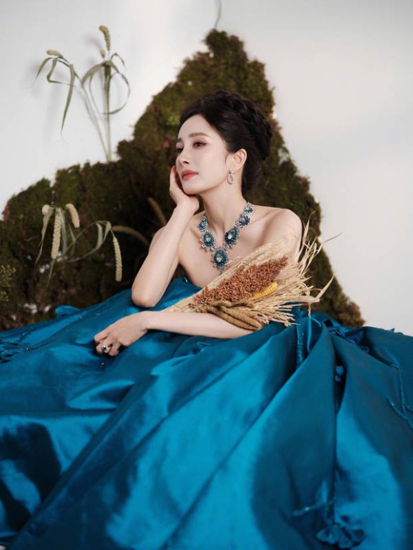 杨幂手捧麦穗,温婉动人。